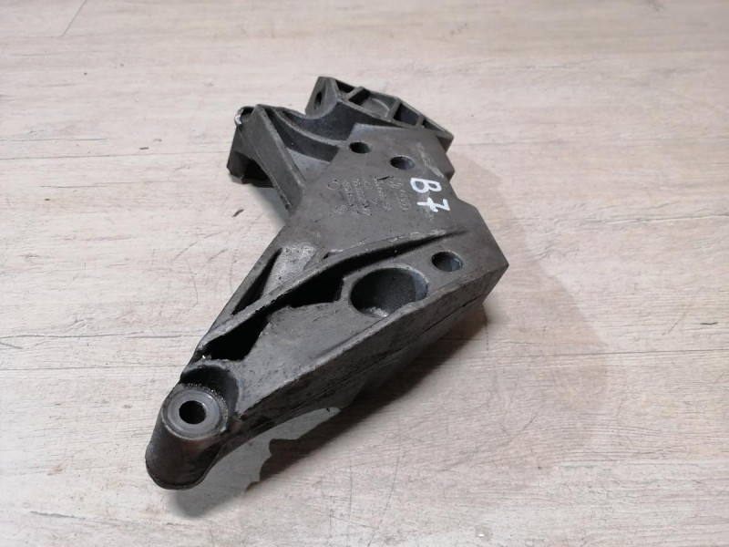 Passat B7 кронштейн двигателя правый