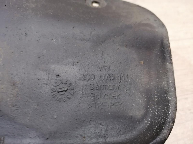 Passat B7 брызговик передний правый деф