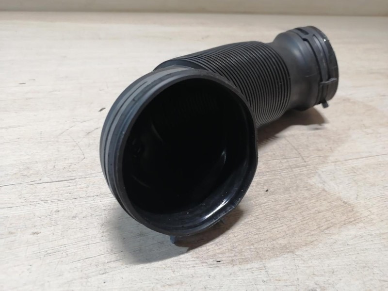 Passat B7 патрубок воздушного фильтра 1k0129684l