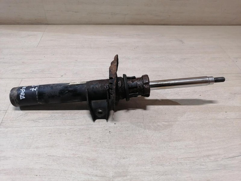 Passat B7 амортизатор передний