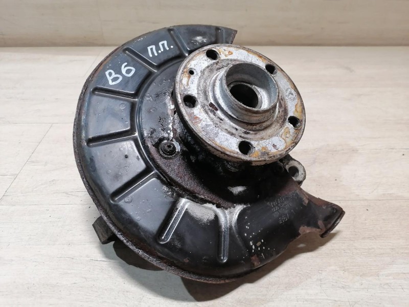 Passat B7 кулак передний правый