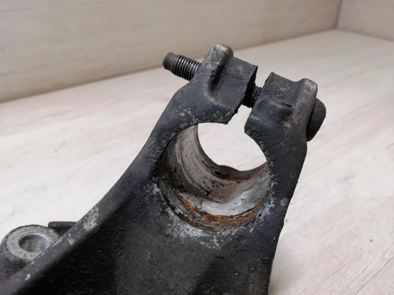 Passat B7 кулак передний правый