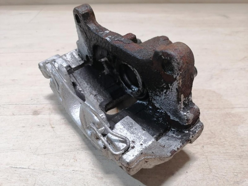 Passat B7 суппорт передний левый