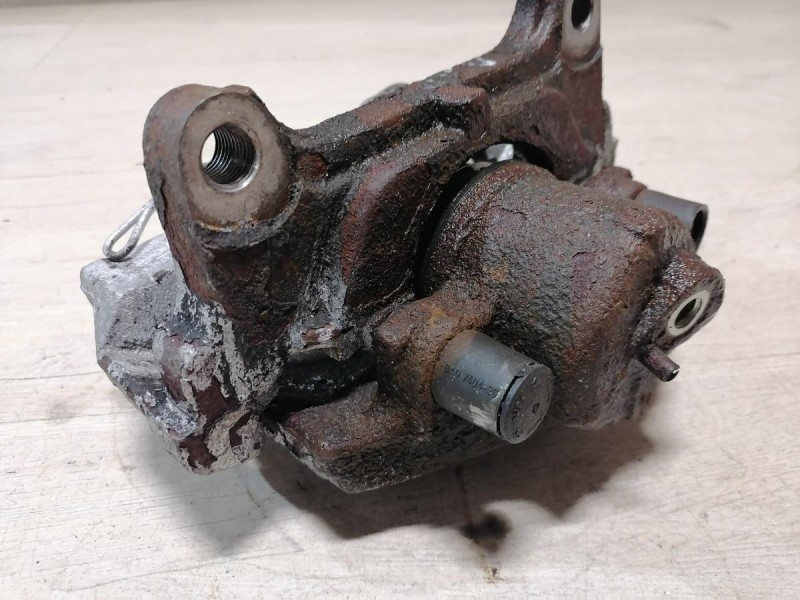 Passat B7 суппорт передний левый