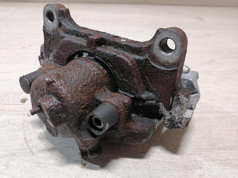 Passat B7 суппорт передний левый