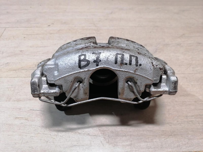 Passat B7 суппорт передний правый