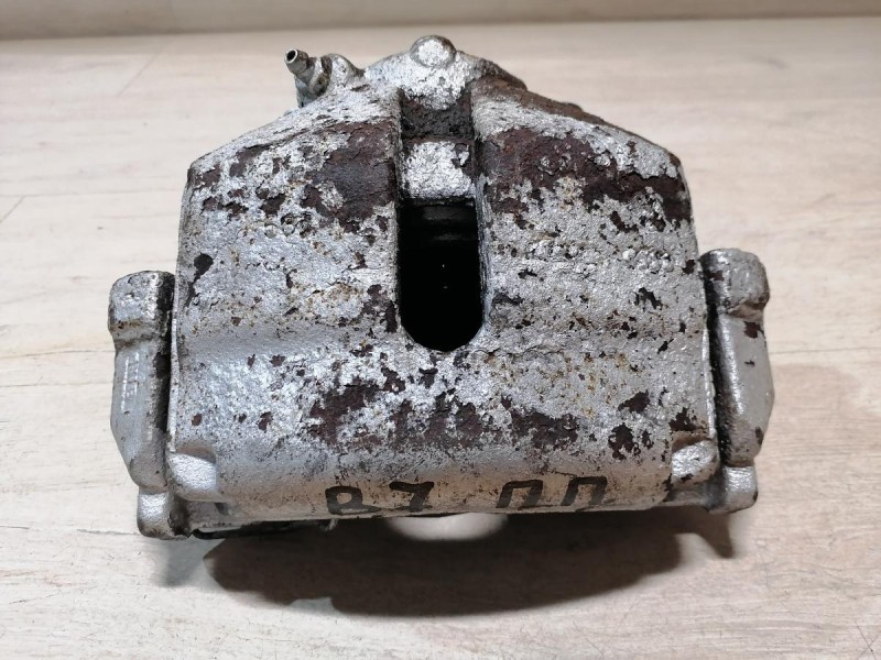 Passat B7 суппорт передний правый