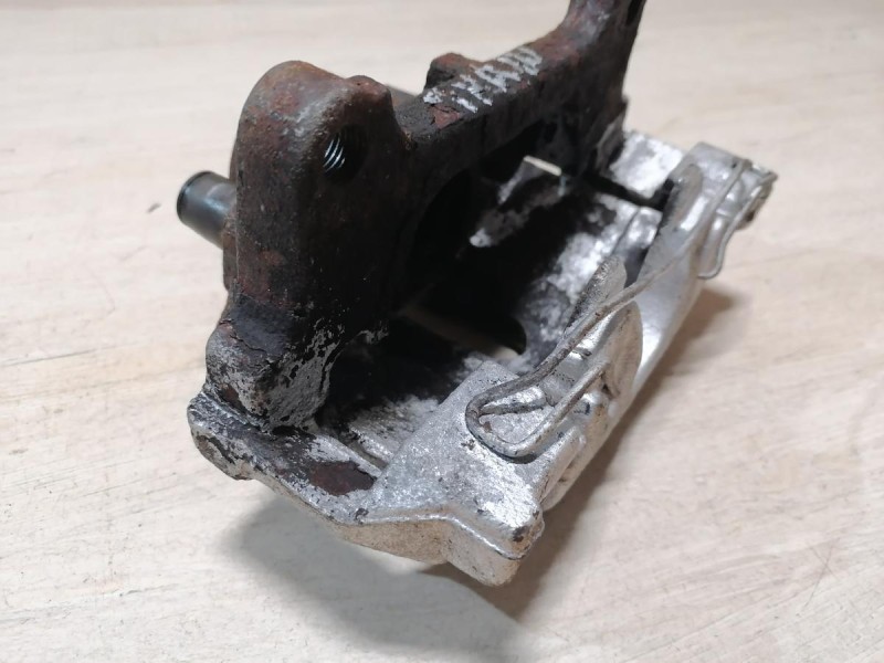 Passat B7 суппорт передний правый