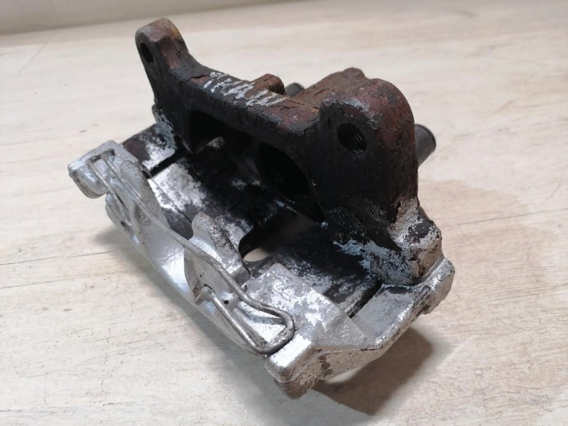 Passat B7 суппорт передний правый