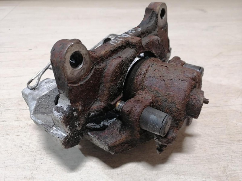 Passat B7 суппорт передний правый