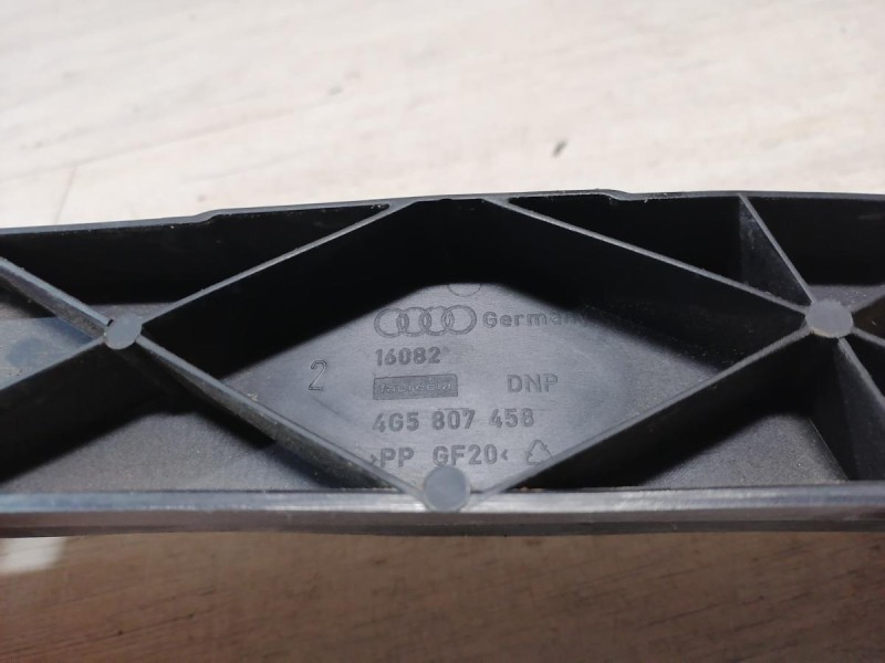 Audi A6 C7 крепление заднего бампера центральное