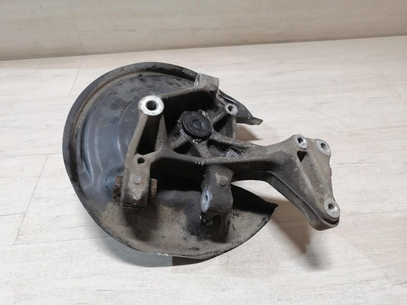 Passat B7 кулак задний со ступицей левый