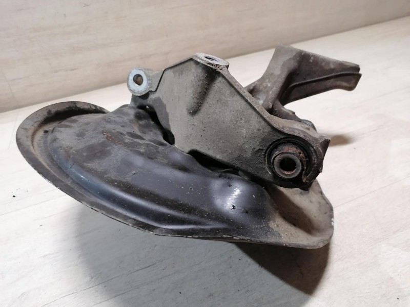 Passat B7 кулак задний со ступицей левый