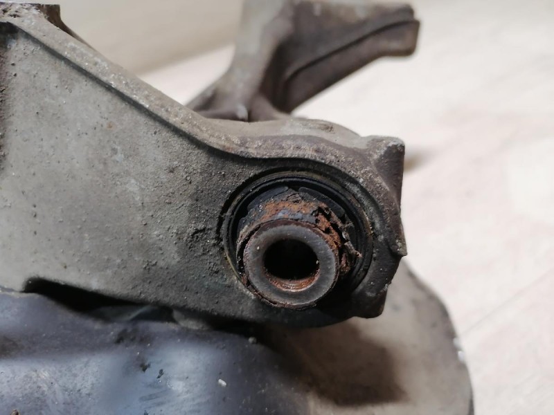 Passat B7 кулак задний со ступицей левый