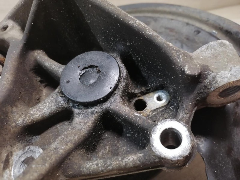 Passat B7 кулак задний со ступицей левый