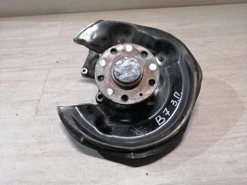 Passat B7 кулак задний со ступицей правый