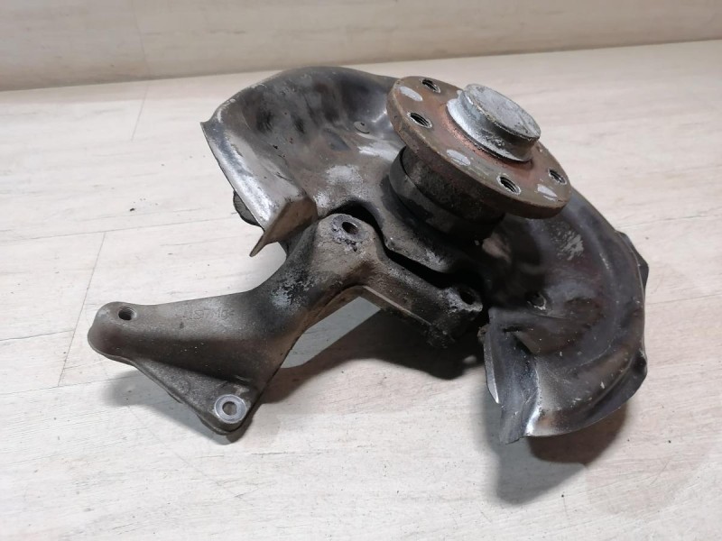 Passat B7 кулак задний со ступицей правый