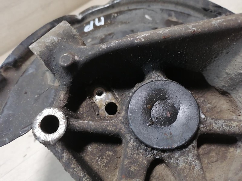 Passat B7 кулак задний со ступицей правый