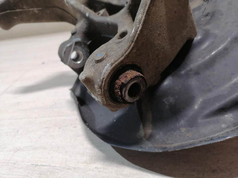 Passat B7 кулак задний со ступицей правый