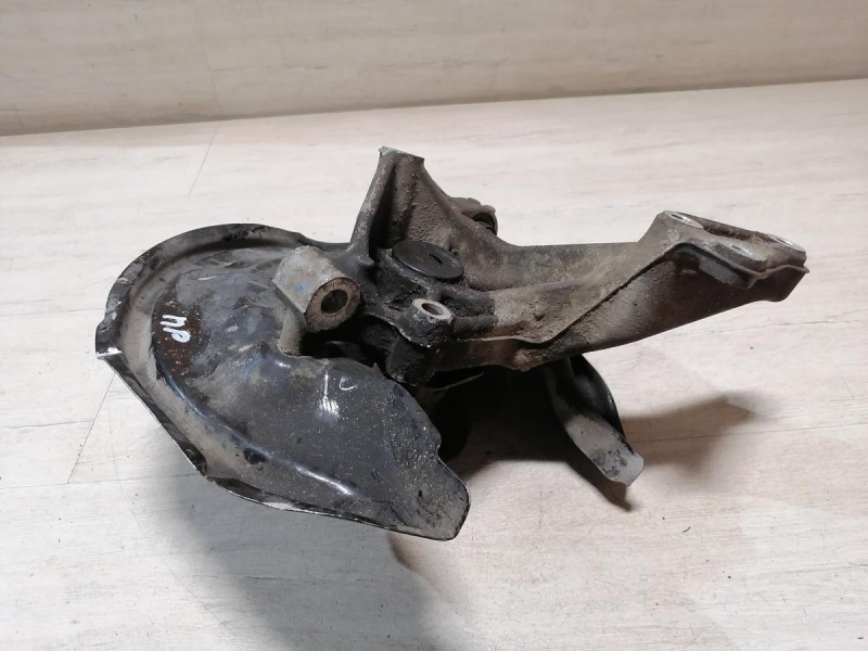 Passat B7 кулак задний со ступицей правый