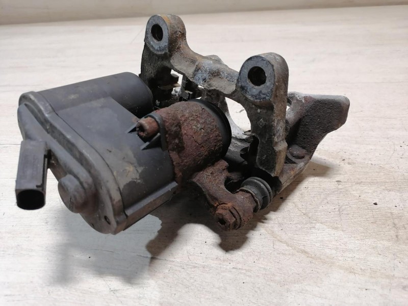 Passat B7 суппорт задний правый