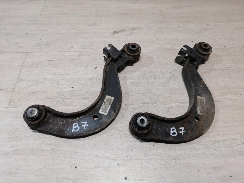 Passat B7 рычаг задний верхний кривой