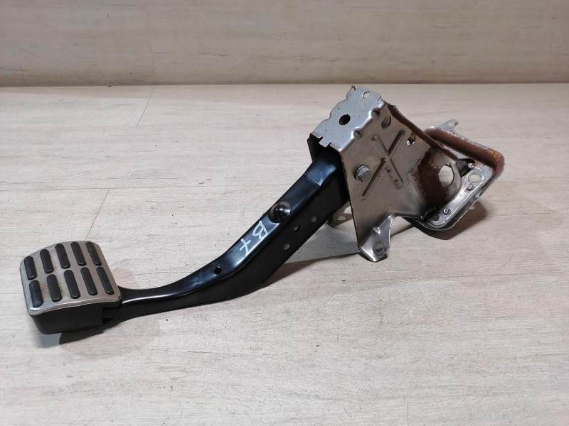 Passat B7 педаль тормоза