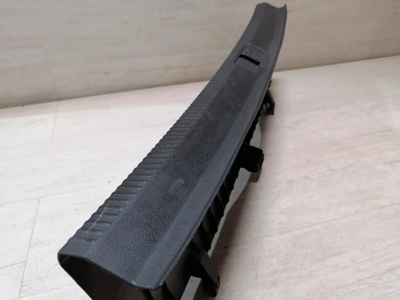 Passat B7 обшивка задней панели накладка деф