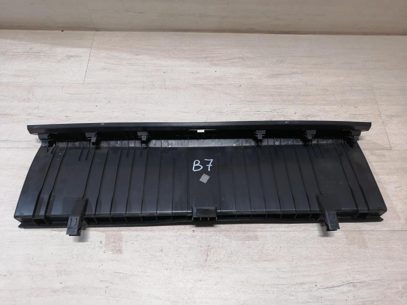 Passat B7 обшивка задней панели накладка деф