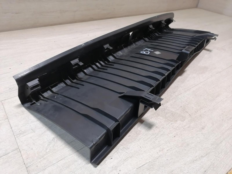 Passat B7 обшивка задней панели накладка деф