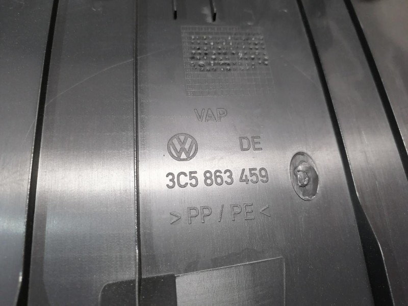 Passat B7 обшивка задней панели накладка деф