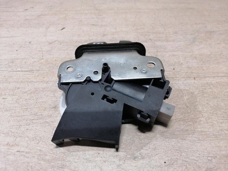 Passat B7 замок багажника