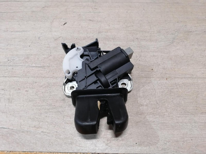 Passat B7 замок багажника