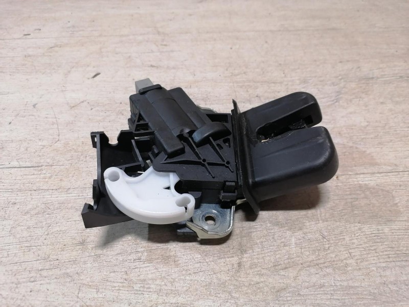 Passat B7 замок багажника