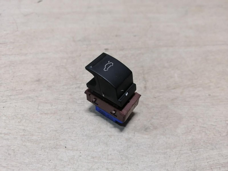 Passat B7 кнопка открывания багажника в салоне