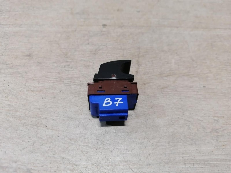 Passat B7 кнопка открывания багажника в салоне