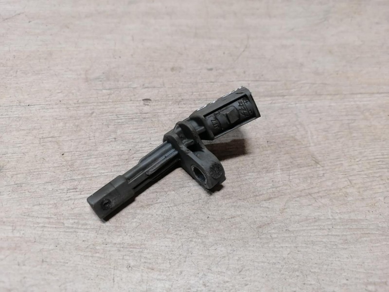 Passat B7 датчик абс задний левый