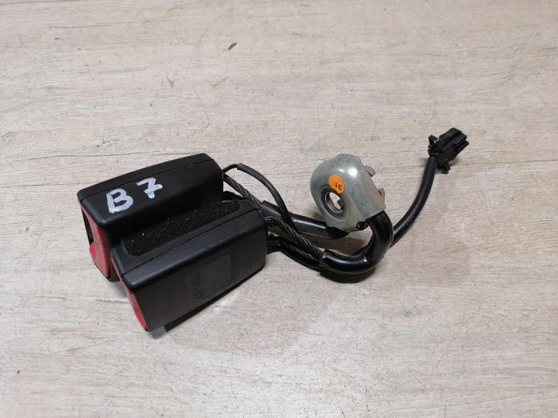 Passat B7 замок ремня безопасности задний двойной