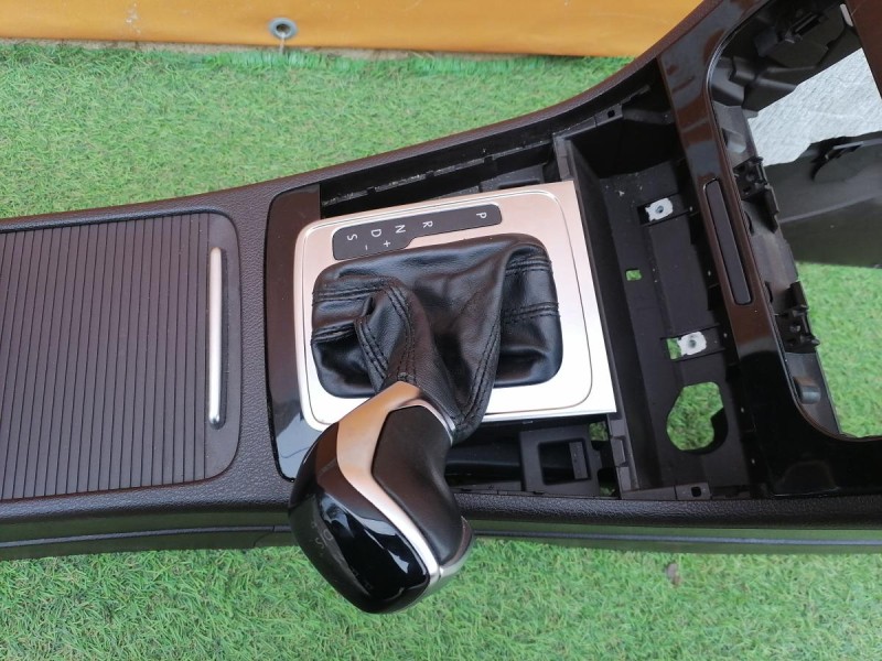 Passat B7 подлокотник в сборе