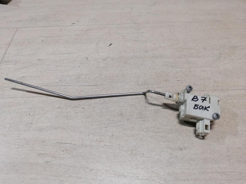 Passat B7 активатор лючка бензобака