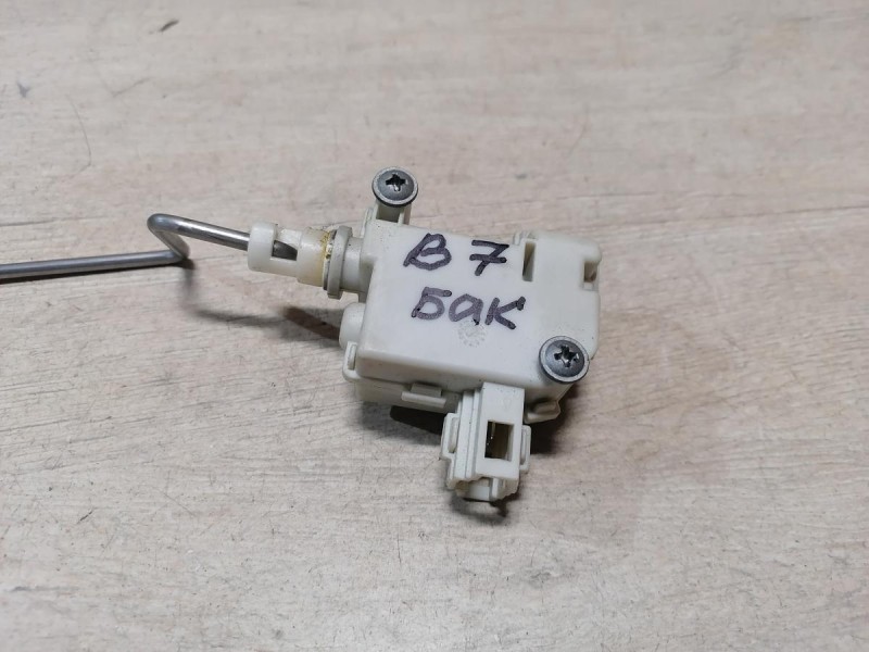 Passat B7 активатор лючка бензобака