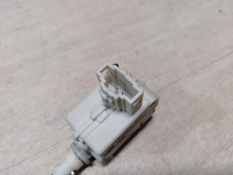 Passat B7 активатор лючка бензобака