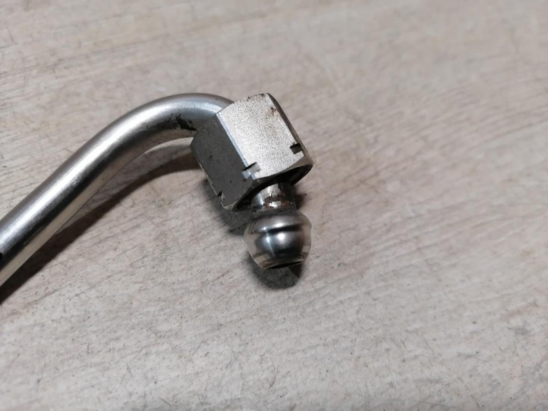 Passat B7 трубка топливная 06j127501l