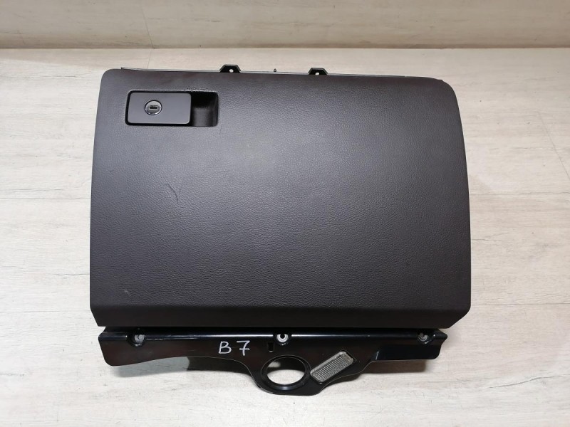 Passat B7 бардачок