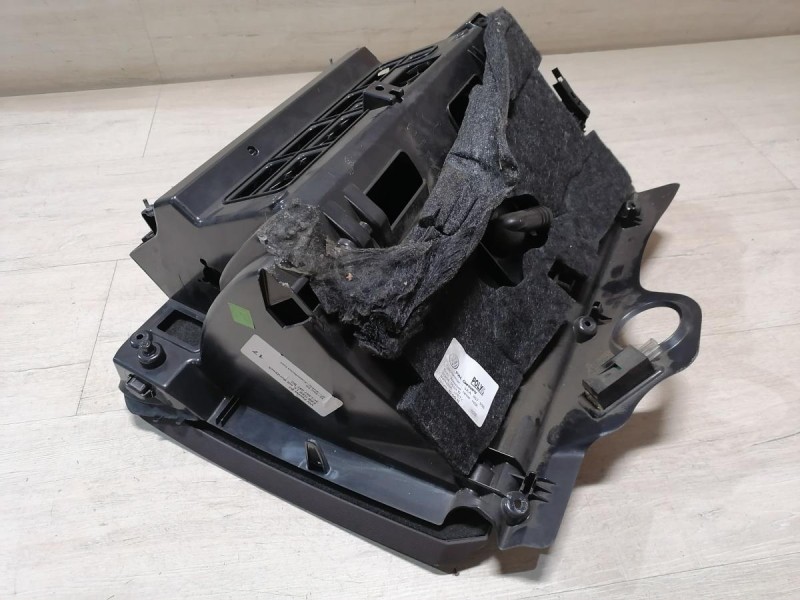 Passat B7 бардачок