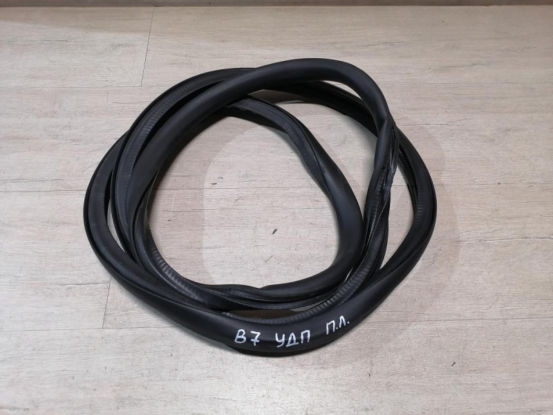 Passat B7 уплотнитель дверного проема передний левый