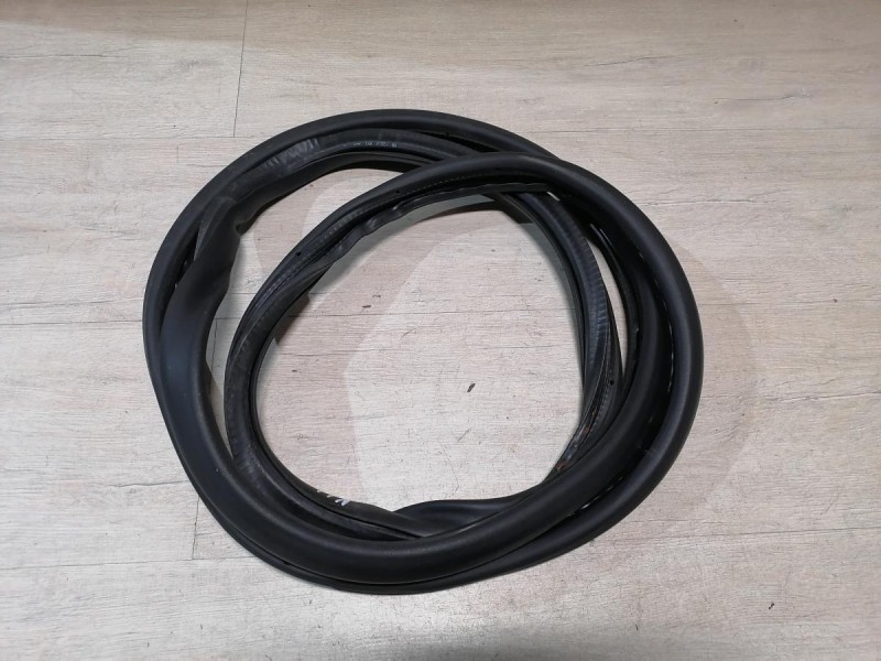 Passat B7 уплотнитель дверного проема передний левый