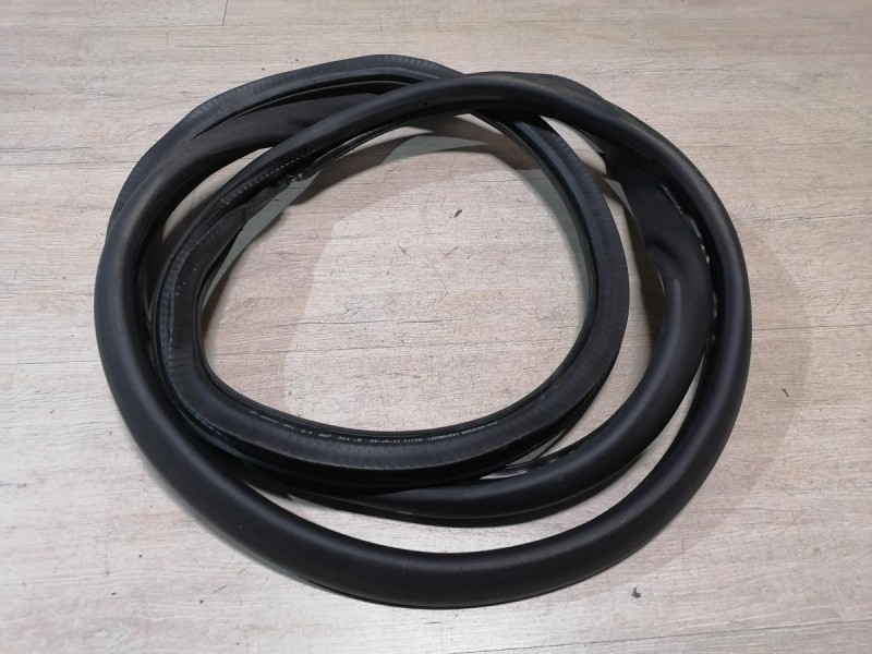 Passat B7 уплотнитель дверного проема передний правый