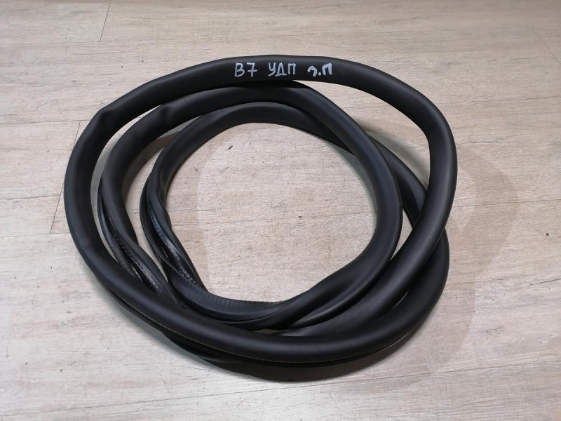 Passat B7 уплотнитель дверного проема задний правый