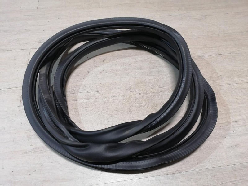 Passat B7 уплотнитель дверного проема задний правый